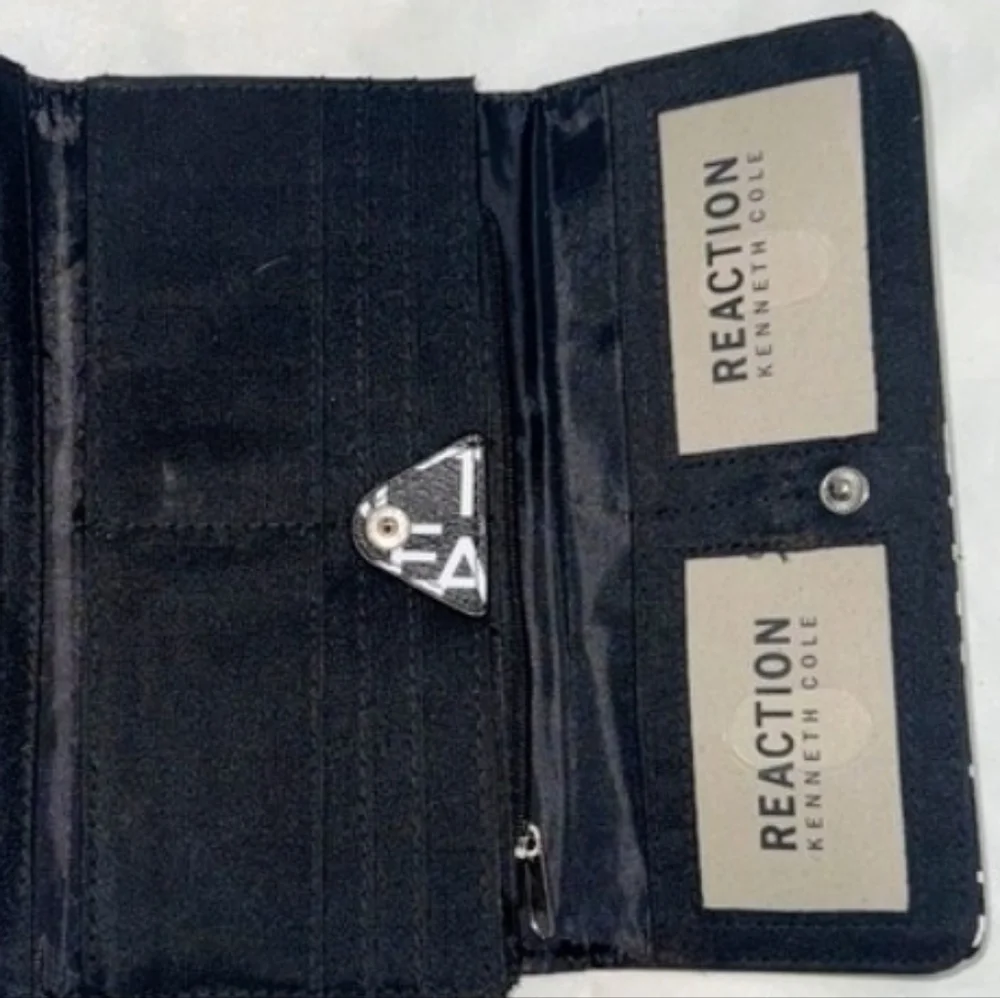 Kenneth Cole Tri-Fold Long Wallet With Logo All Over In Black & White